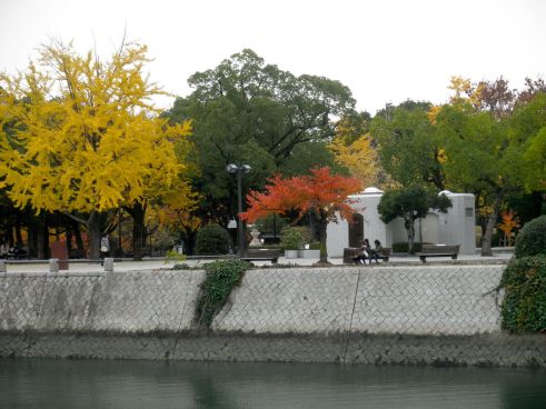 The fall foliage was vibrant in Hiroshima, as you can see from these momiji (maple) trees located across the river from the Peace Park.