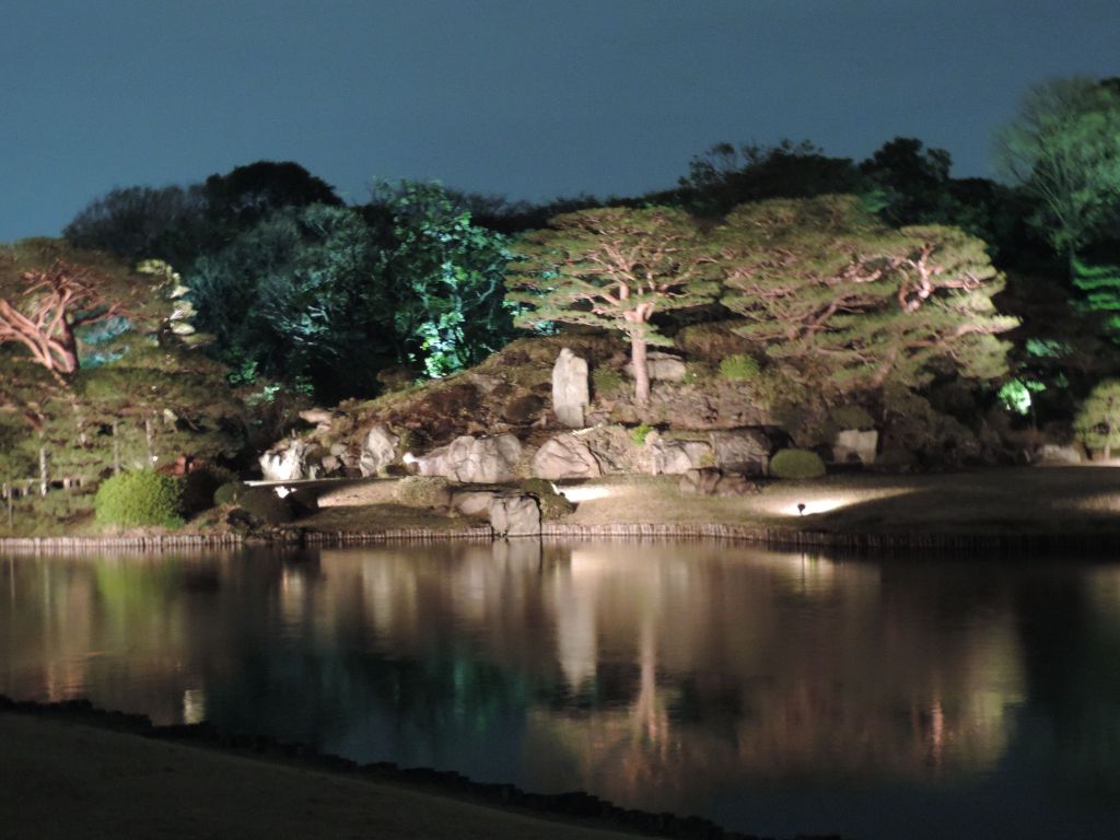 Besides the weeping cherry trees, Rikugien featured a pond with manicured islands.