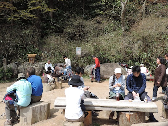 A picnic spot about 2/3 of the way to the summit on the Shirakumobashi course.