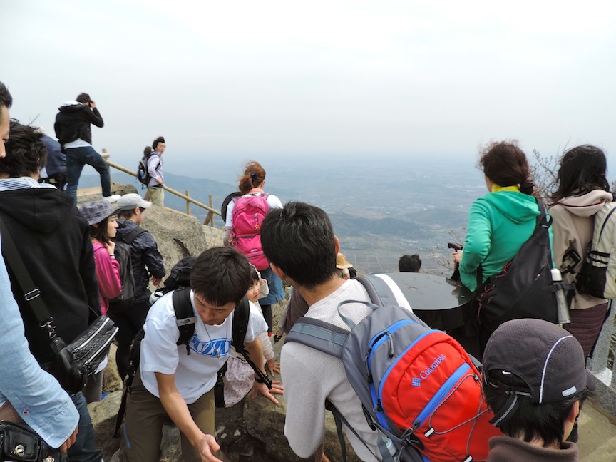 The crowd of people at the summit of Mount Tsukuba.