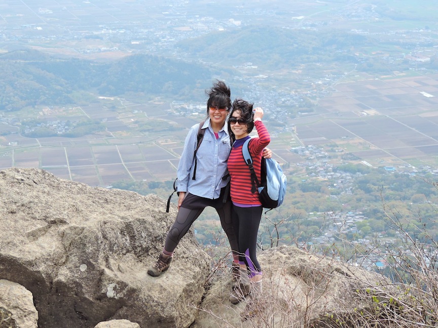 Saya and Lisa standing at Miyukigahara, or the popular viewing spot at the peak of Mount Tsukuba.